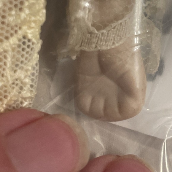 Vintage 6.5" Porcelain Doll Beige Velvet Dress Ivory Lace Trim Bonnet Gorham - Picture 7 of 13